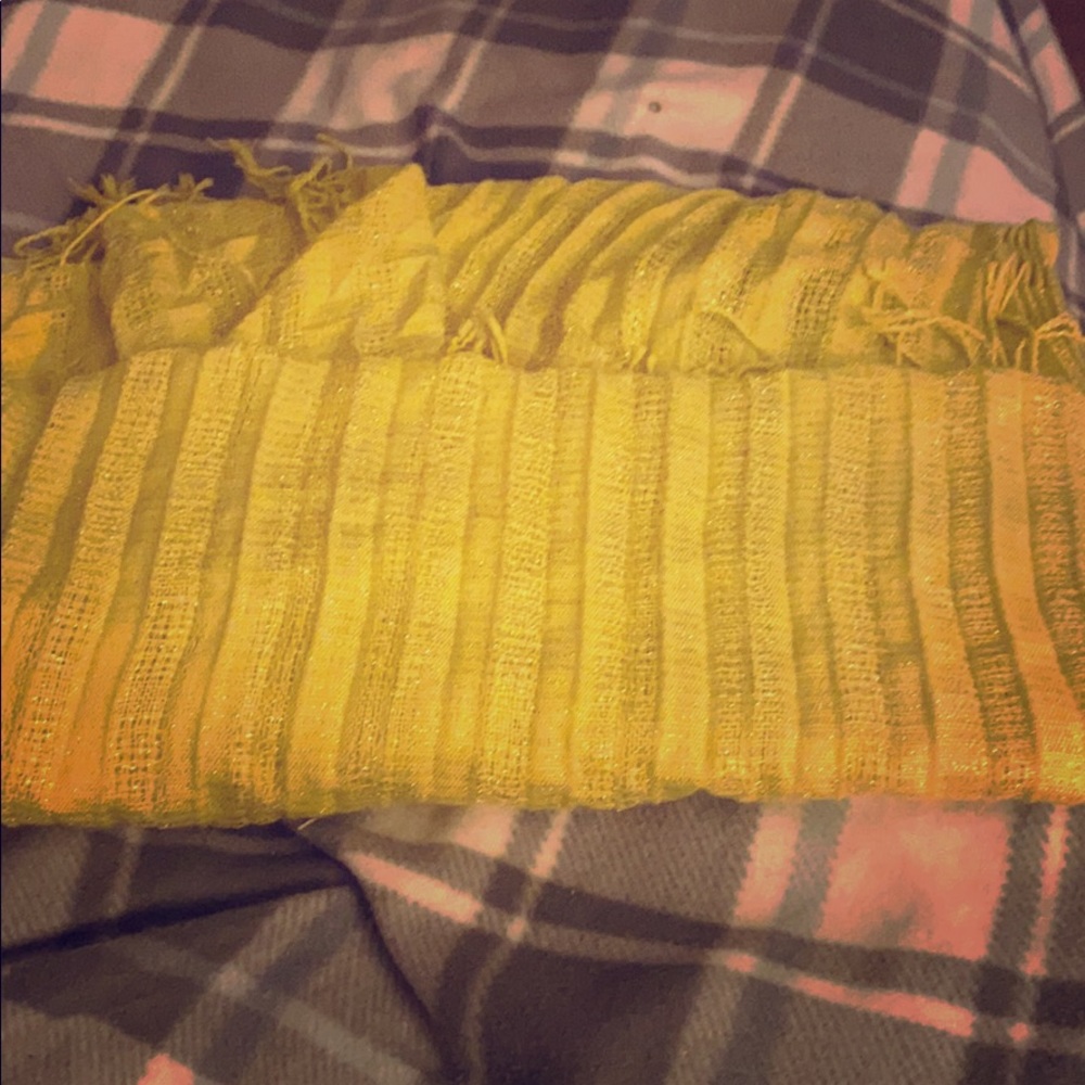 APT 9 yellow scarf